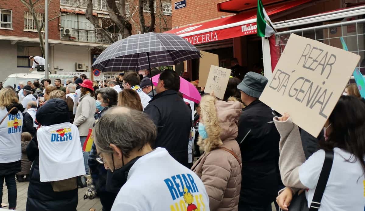 Encuentro en abril de Rezar no es delito ante la clínica abortista Dator en Madrid