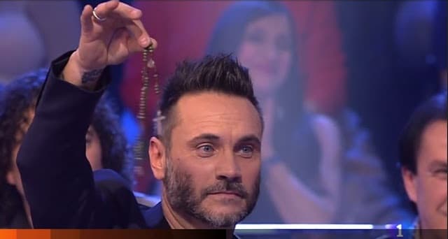 Nek mostrando un rosario en un programa musical de Televisión Española