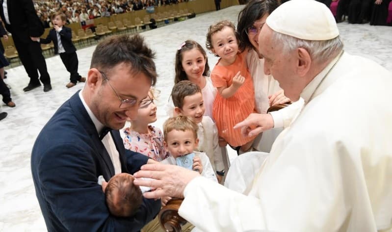El Papa saluda a una de las nuevas familias en misión