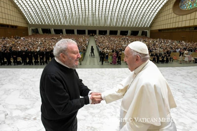 Kiko Argüello saluda al Papa Francisco 