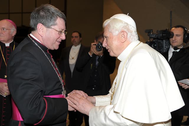 Keith Newton con el Papa Benedicto XVI en Roma... desde 2011 Newton pastorea a los anglocatólicos de Gran Bretaña