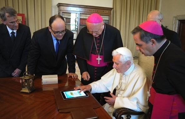 Benedicto con un Ipad 2 lanzó el primer tuit papal de la Historia