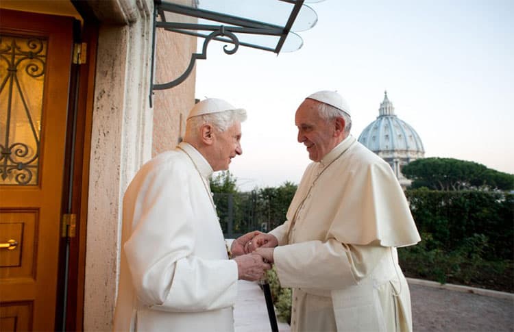 Francisco visita a Benedicto XVI en su residencia vaticana en 2014