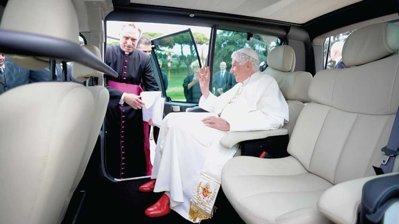 Benedicto XVI se sube en una furgoneta Kangoo eléctrica en 2012, pionero en vehículos eléctricos