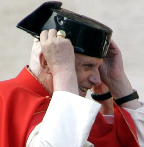 Benedicto XVI se pone un tricornio de la Guardia Civil en 2005 que le dio el padre Doñoro