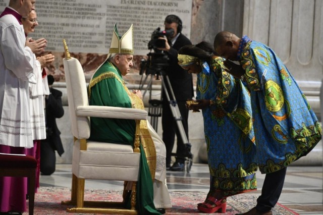 El Papa Francisco en la Misa por el Congo. 