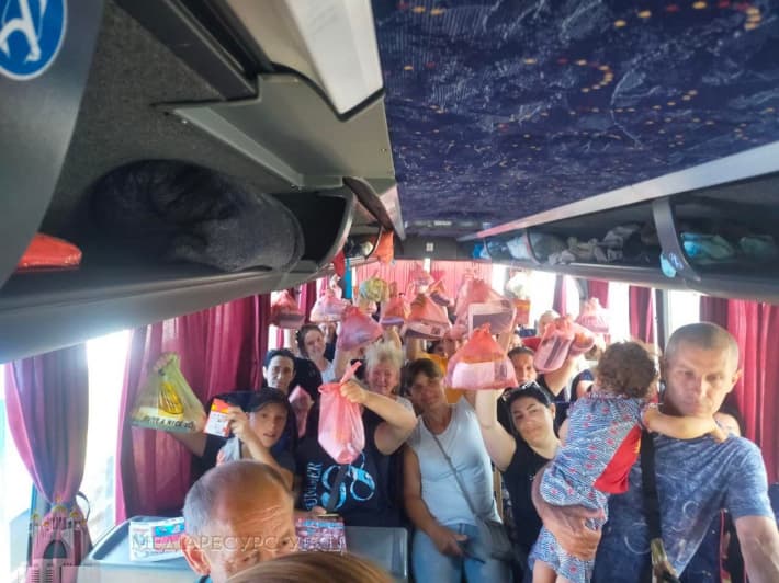 Desplazados ucranianos evacuados en el autobús que la Iglesia usaba para peregrinaciones