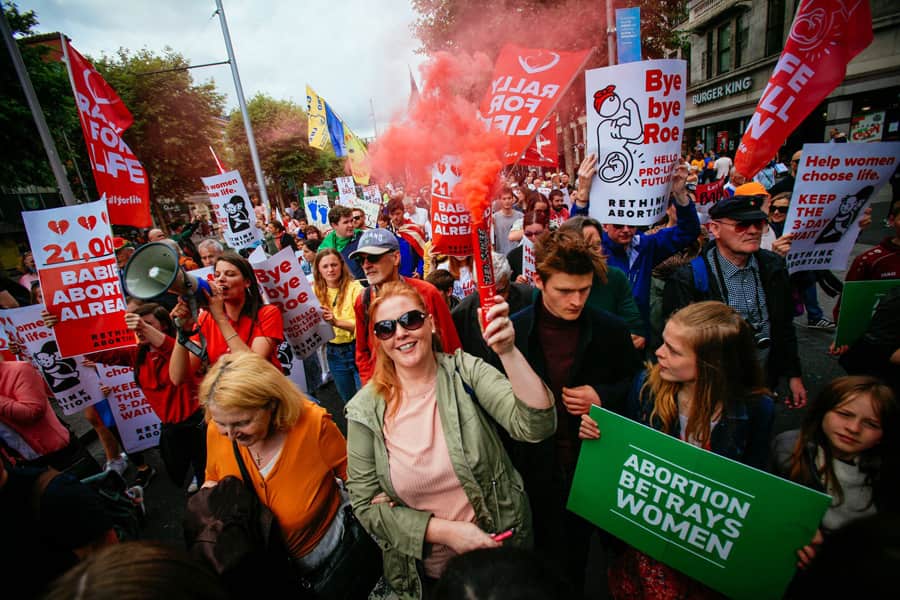 Rally for Life 2022 en Dublin marcha provida alegre
