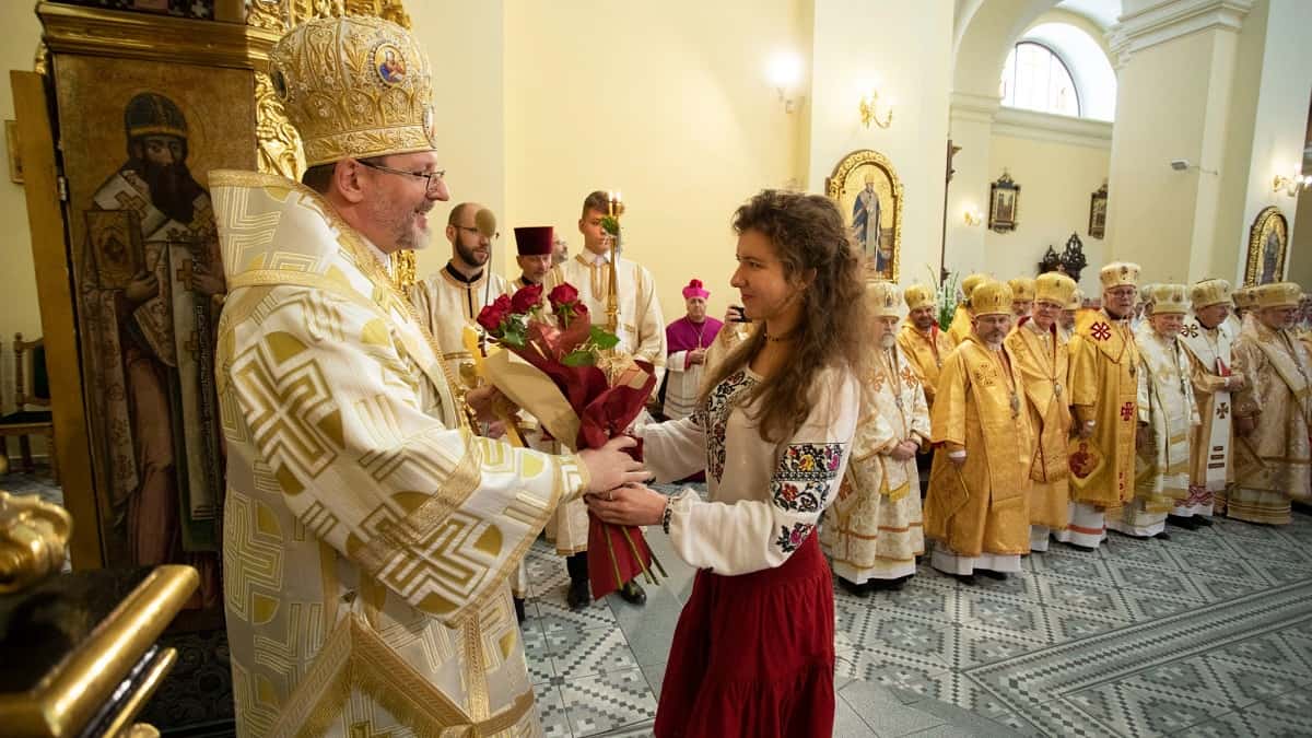 Entrega de flores al arzobispo mayor Shevchuk al iniciarse el Sínodo de los obispos grecocatólicos ucranianos