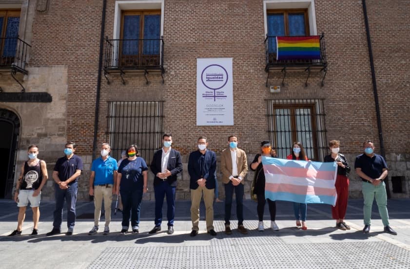 La diputación de Valladolid con la bandera LGBT.