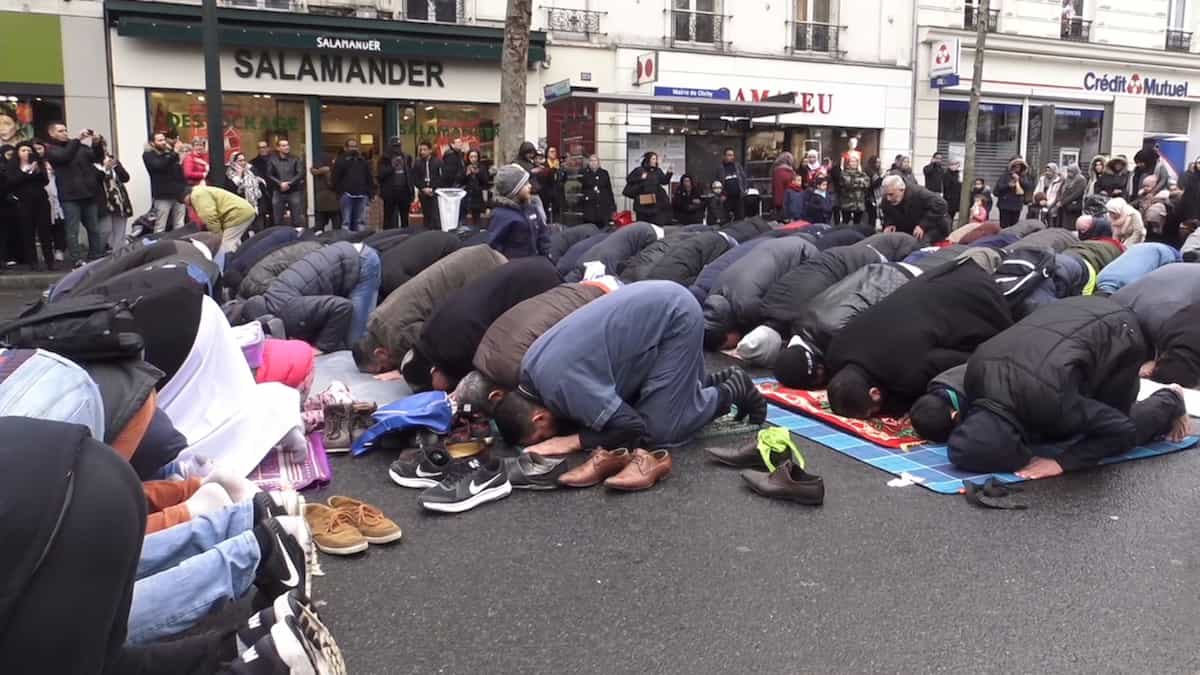Musulmanes rezando en una calle de Francia.