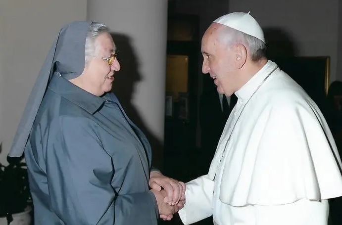 El Papa Francisco con la superior de las salesianas, Yvonne Reungoat