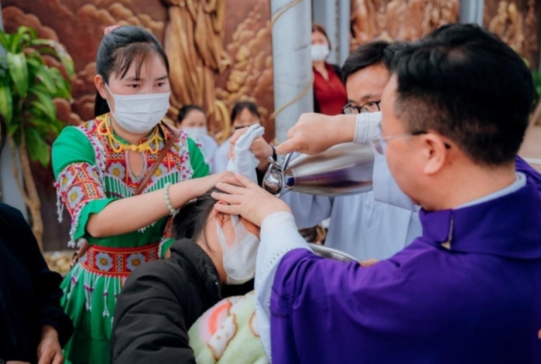 May como madrina en un bautizo en la parroquia de Mai Yen en Vietnam 