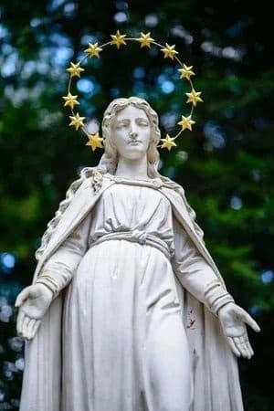 Virgen con la corona de 12 estrellas