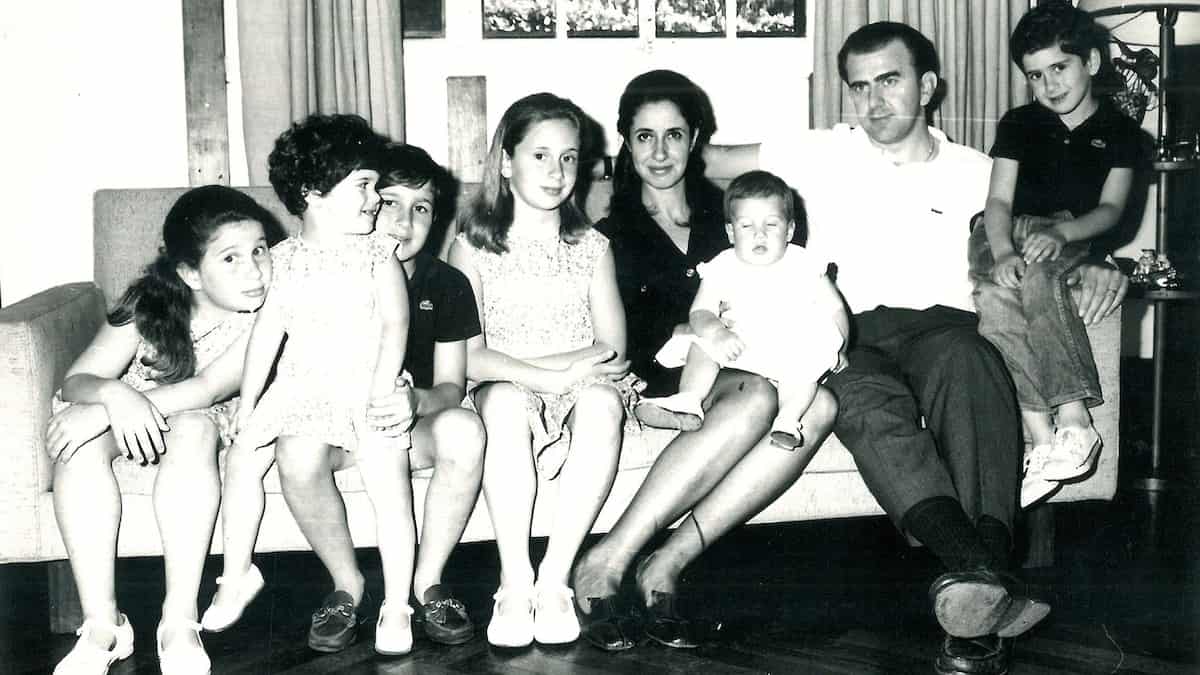Carlos Alberto Sacheri junto a su esposa y sus siete hijos.