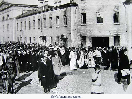 Procesión funeral del poeta Alexander Blok en 1921 en Petrogrado