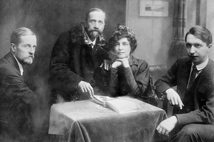 El poeta Merezhkovsy se apoya en su esposa la poetisa Zinaida Gippius en 1919 o 1920 en París