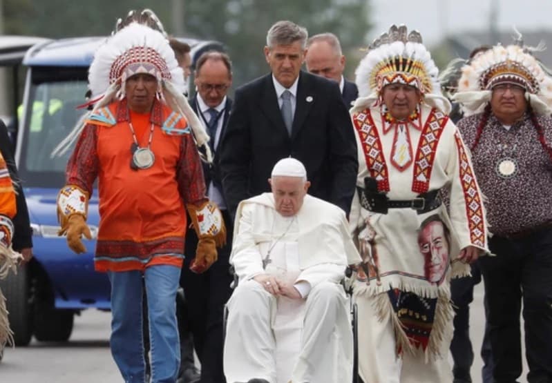 El Papa Francisco llegó al encuentro en silla de ruedas con jefes de los pueblos nativos