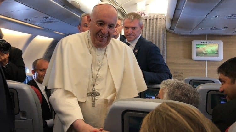 Papa Francisco con los periodistas en el avión hacia Canadá