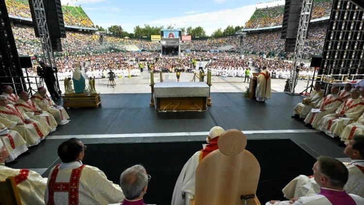 Misa del Papa Francisco en Edmonton, vista desde detrás de la sede del altar