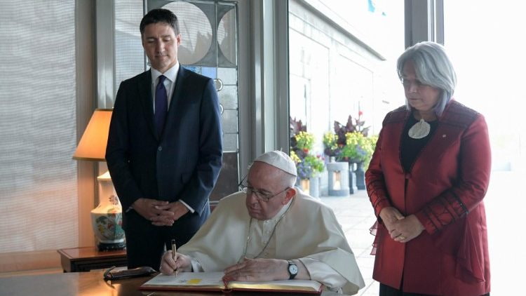 Francisco firma el Libro de Honor con el Primer Ministro Trudeau y la gobernadora general Mary Simon