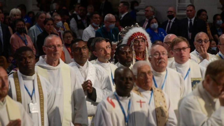 Sacerdotes y jefes indios en la misa con el Papa Francisco en Sainte-Anne-de-Beaupré en Quebec