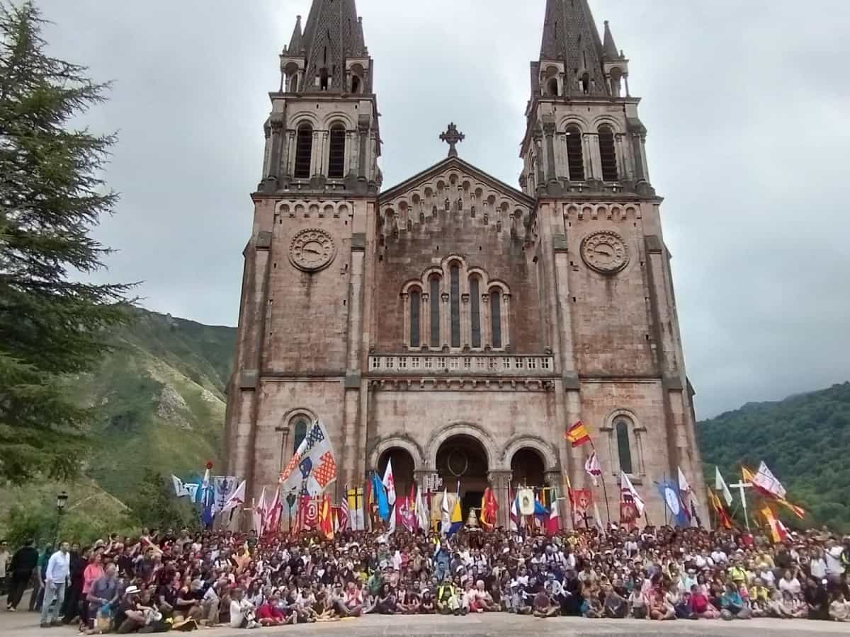 Peregrinos de Nuestra Señora de la Cristiandad en la basílica de Covadonga