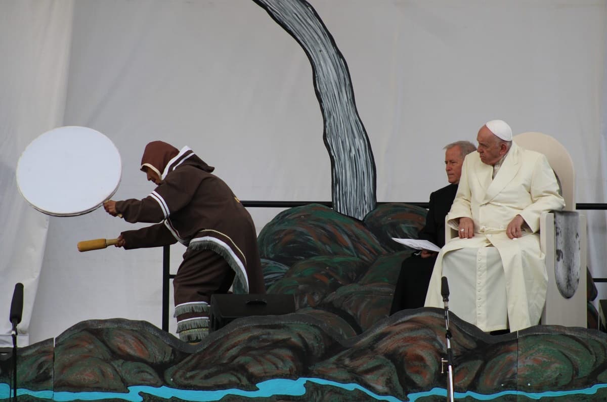 Canto tradicional en Iqaluit para el Papa Francisco - foto de David Venn