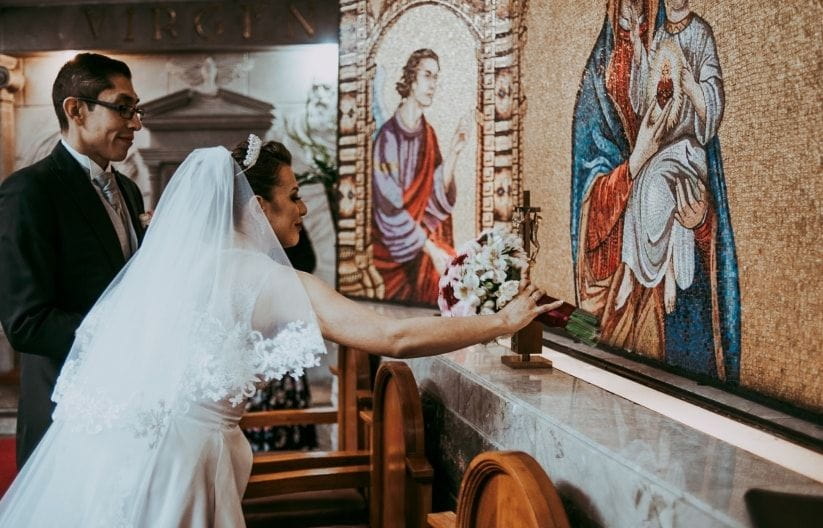El gesto tradicional de entregar el ramo de la novia a la Virgen María tras la boda