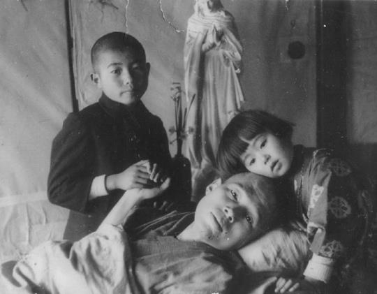 Takashi Nagai con sus hijos. 