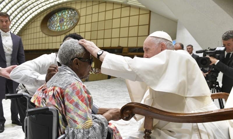 El Papa Francisco con una anciana. 