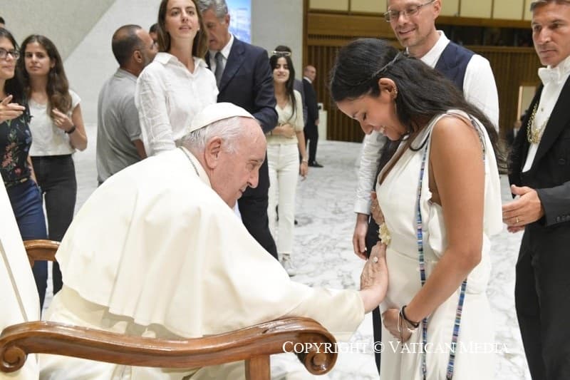 El Papa bendice a una embarazada