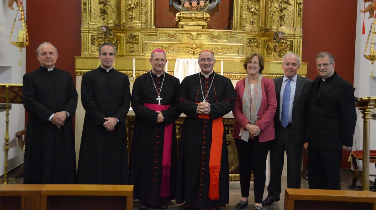 El padre Ignacio, con el cardenal Sturla, arzobispo de Montevideo, quien además prologa su libro.