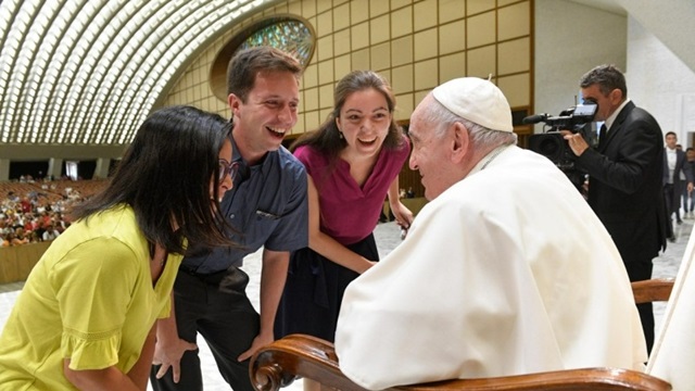 El Papa Francisco conversa con unos jóvenes.