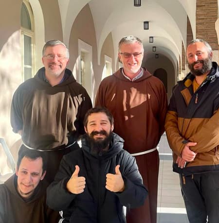 Shia LaBeouf con algunos de los franciscanos con los que ha convivido para conocer el estilo de vida del Padre Pío.