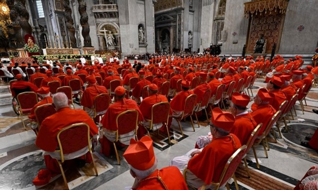 Los cardenales presentes en la basílica de San Pedro.