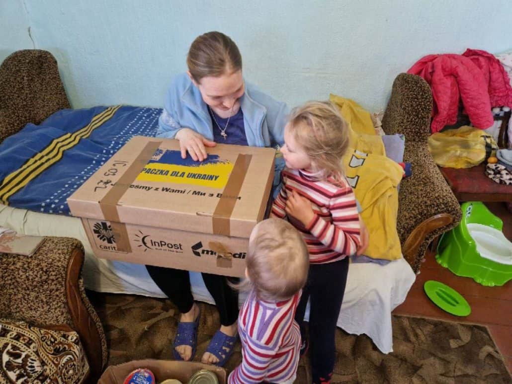 Uno de los paquetes de ayuda de Cáritas Polonia que llega a personas necesitadas en Ucrania