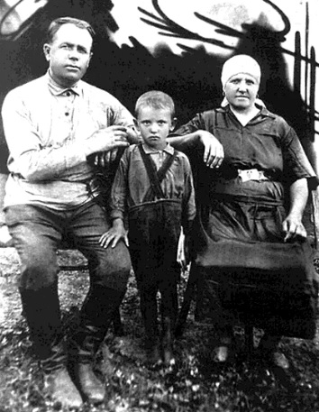 Gorbachov de niño en su familia campesina ruso-ucraniana