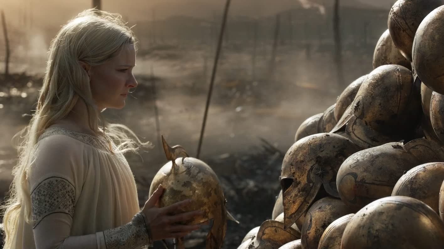 Una joven Galadriel amontona cascos de elfos caídos en combate