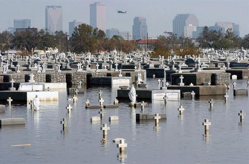 El cementerio Metaire de Nueva Orleans, una semana después del huracán Katrina - foto Efe