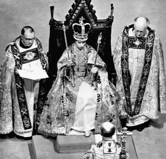Coronación de la joven Isabel II en 1953, con arzobispos y prelados anglicanos