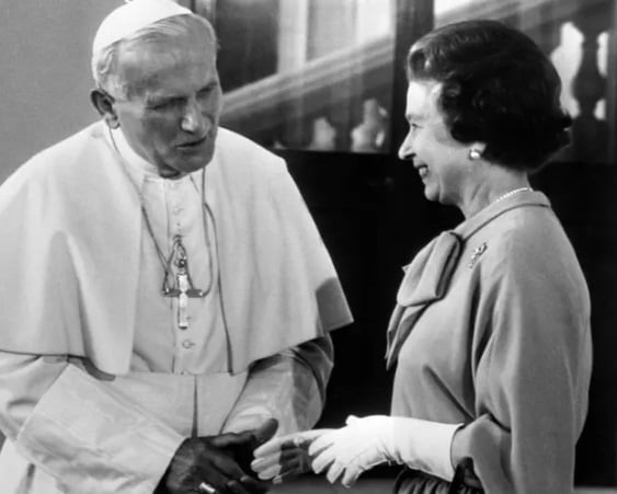 Isabel II de Inglaterra con San Juan Pablo II en 1982