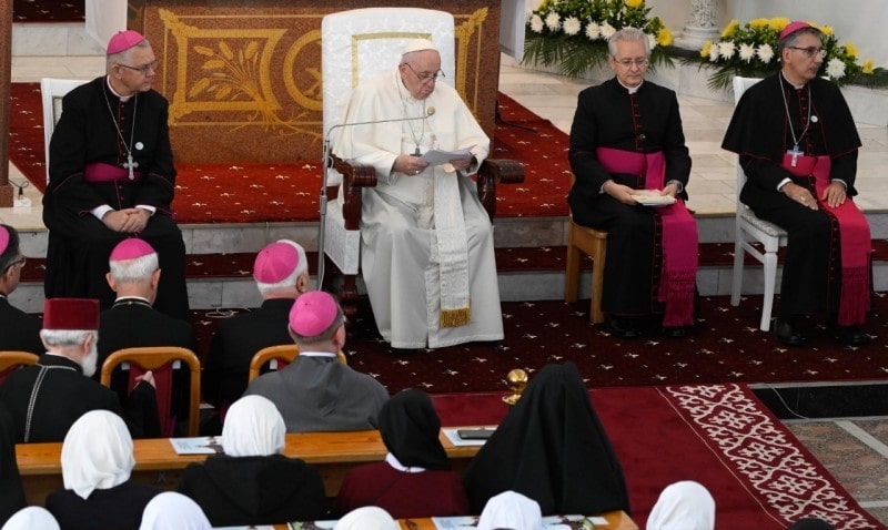Papa Francisco con obispos kazajos.