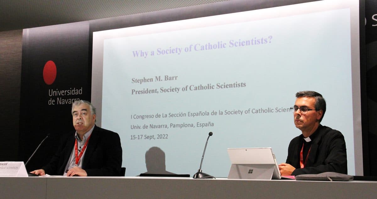 Stephen Barr, acompañado por Javier Sánchez Cañizares, sacerdote y físico y coordinador del congreso de la Sociedad de Científicos Católicos en España.