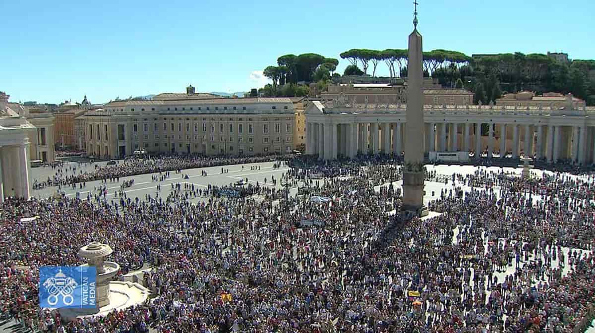 La Plaza de San Pedro, con los fieles durante el Ángelus de este domingo.