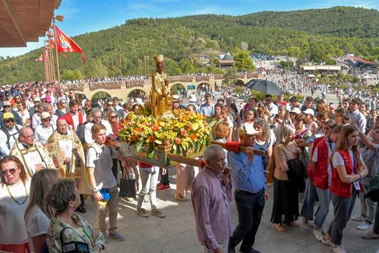 Los asistentes a la Jornada rezaron el Rosario mientras llevaban en procesión a la Virgen de Torreciudad.