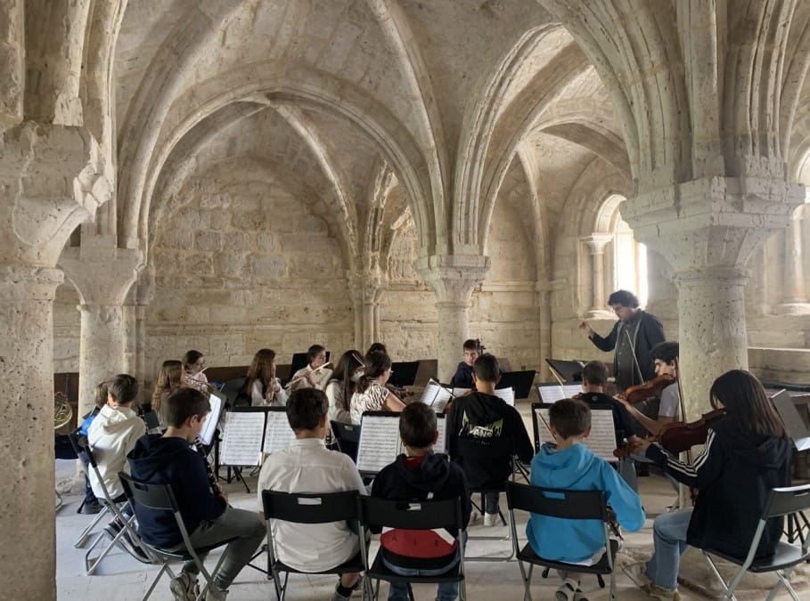 La orquesta del colegio Juan Pablo II en el Monasterio de la Santa Espina Valladolid. 
