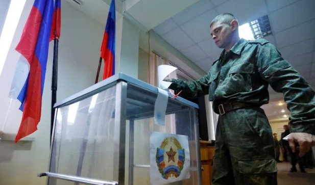 Un soldado vota en el referendum-farsa del Donbass de septiembre de 2022