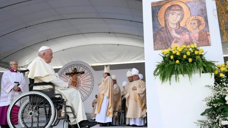 Papa Francisco en Matera - sigue realizando actividades en silla de ruedas