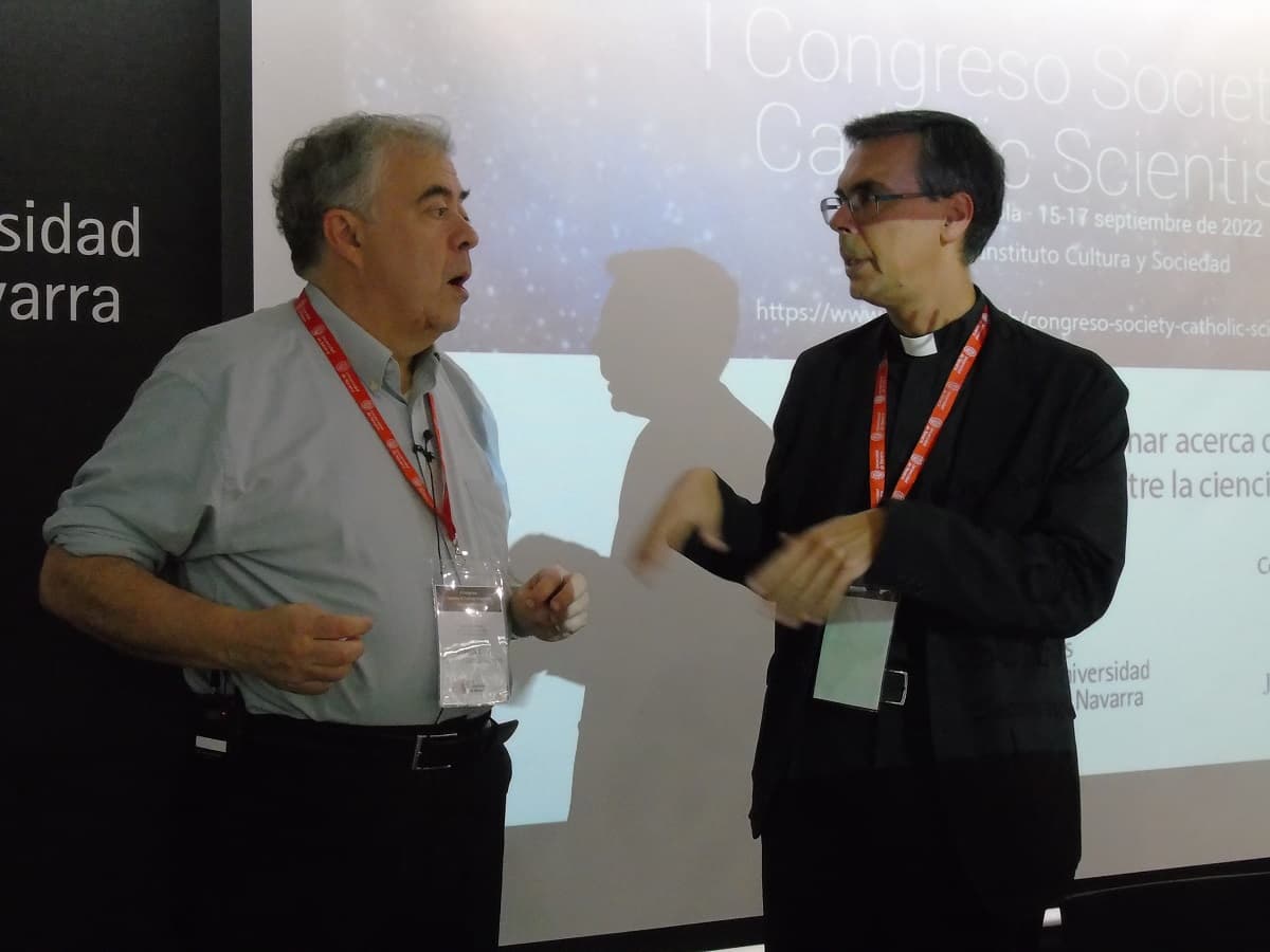 Stephen Barr, presidente internacional de la Sociedad de Científicos Católicos, con el sacerdote y físico Javier Sánchez-Cañizares